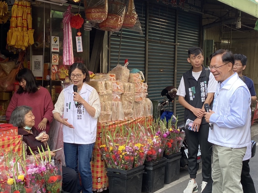 民眾黨參選嘉義市長的張啓楷競選團隊，在前立委蔡𤩹如陪掃街向鄉親請安，力拚在藍白整合機制中脫穎而出。（圖/民眾黨提供）