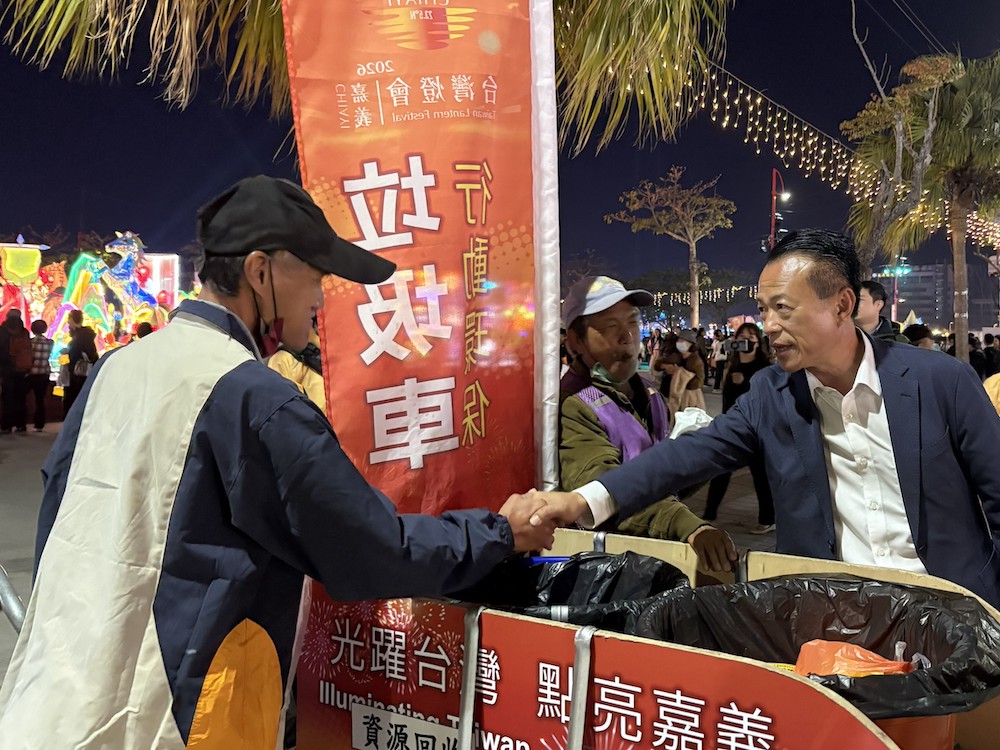 翁章梁縣長偕其夫人逐一感謝所有辛苦付出的工作人員,讓「嘉義終於被看見了」正式圓滿落幕。(圖/嘉義縣政府提供)