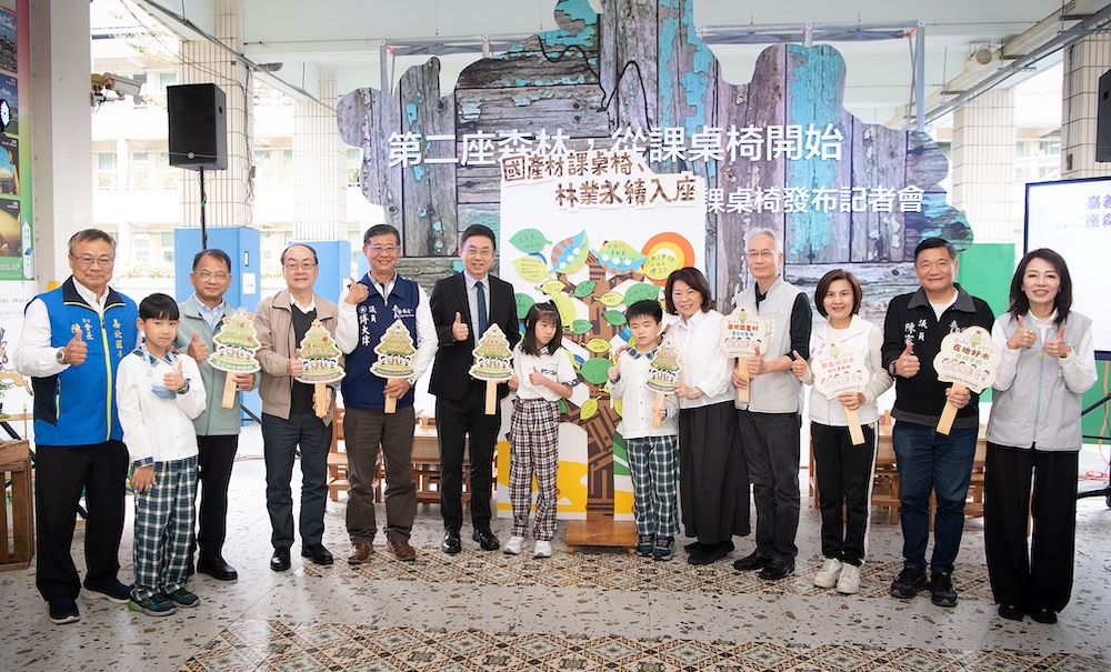黃敏惠市長團隊與林華慶署長團隊共同宣布，要將嘉義市中小學校園轉型為「第二座森林」，成為積極存碳的環境基地，為永續轉型寫下新篇章。（圖/嘉義市政府提供）