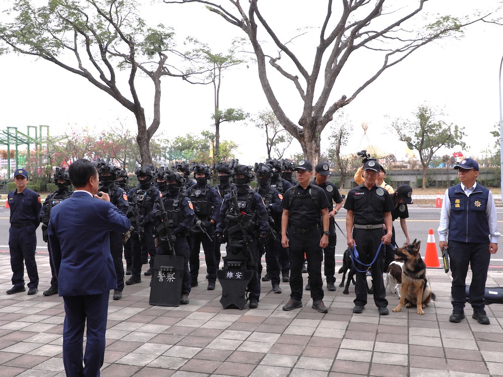 翁章梁縣長為確保活動安全與秩序，親自到嘉義縣警察局校閱並慰勉投入治安維護工作的員警。（圖/嘉義縣政府提供）
