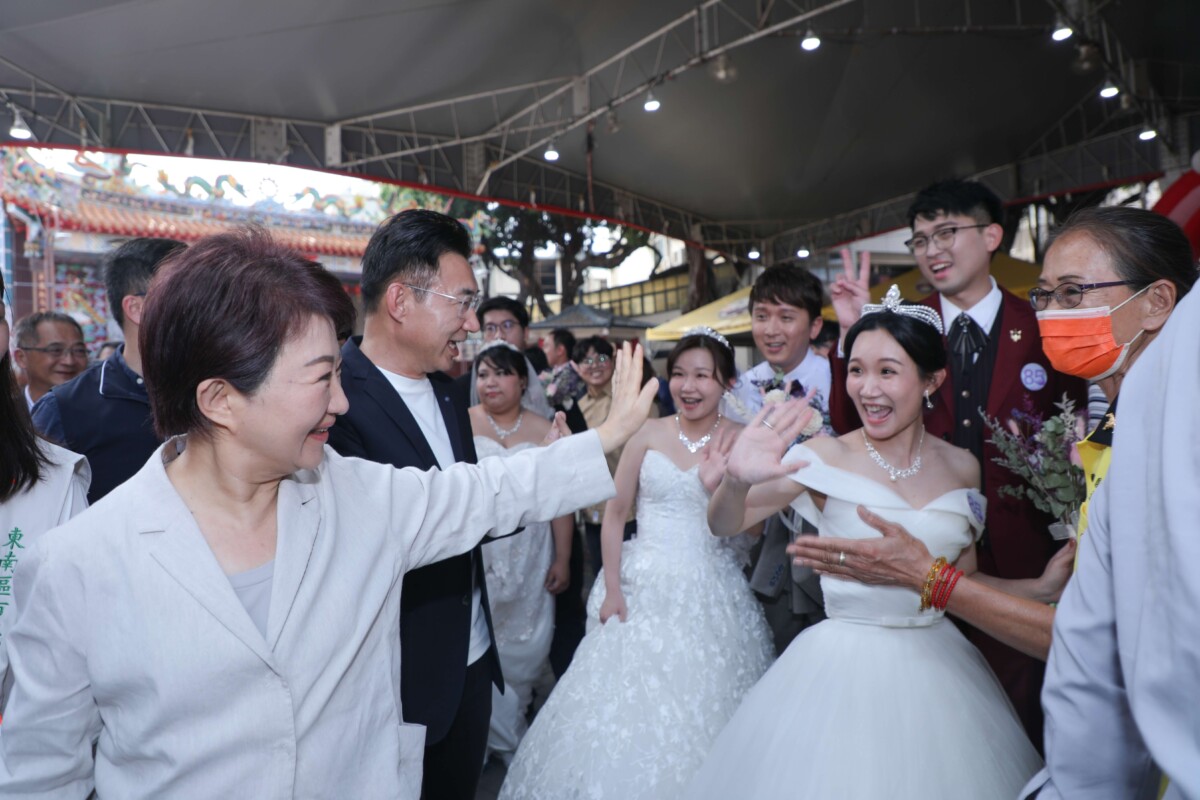 ▲270年古蹟化身幸福殿堂！「樂成宮」集團婚禮，市長盧秀燕現身祝福並傳授婚姻保鮮秘訣。(圖/記者顏淑娟翻攝)