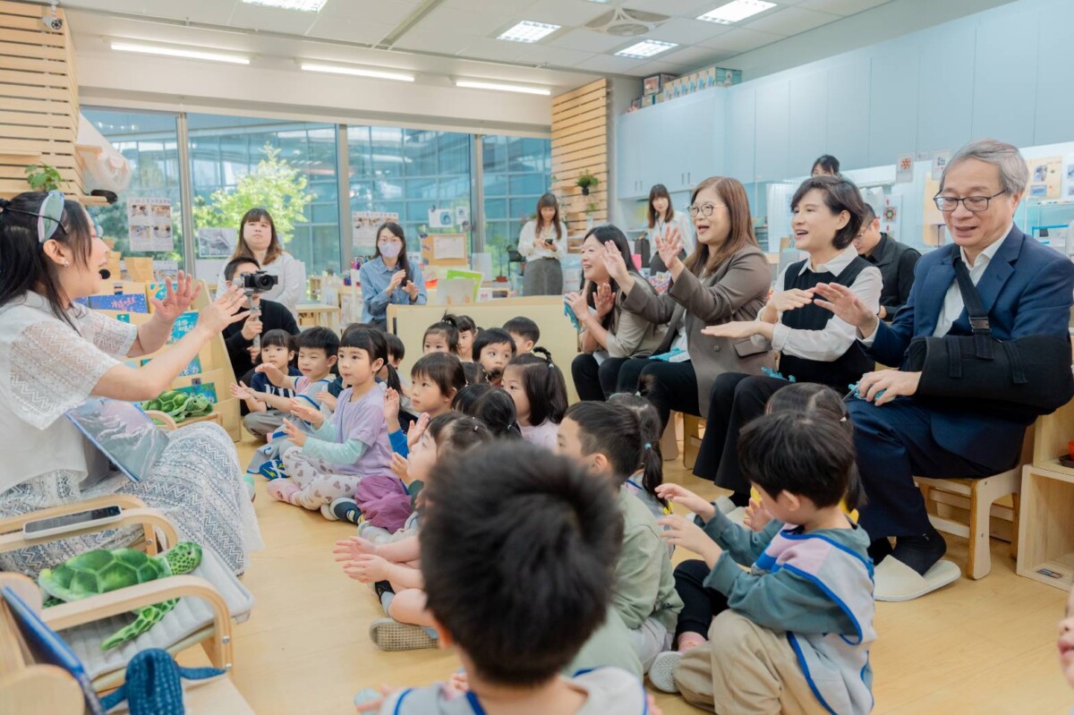 鄭麗君走進幼兒園 共讀《海邊的星星巨人》 守護海洋的種子