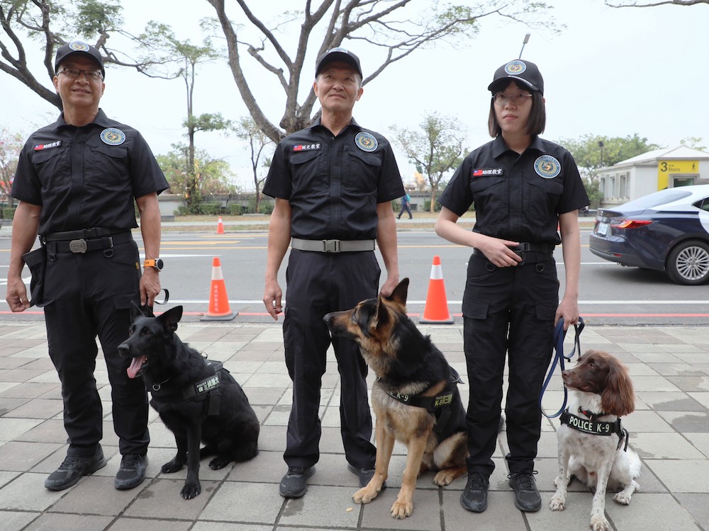 翁章梁縣長為確保活動安全與秩序，親自到嘉義縣警察局校閱並慰勉投入治安維護工作的員警。（圖/嘉義縣政府提供）