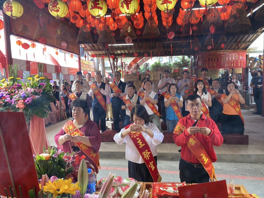 台灣民眾黨嘉義市長參選人張啓楷參加「115年嘉義市運動會」開幕典禮，表示非常認同黃市長實質獎勵提升嘉義市體育競爭力的施政主張。（圖/民眾黨提供）