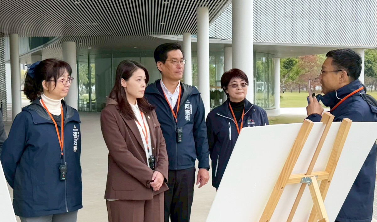 ▲建設局副局長陳永欣為新竹市府團隊分享水湳經貿園區。(圖/記者顏淑娟翻攝)