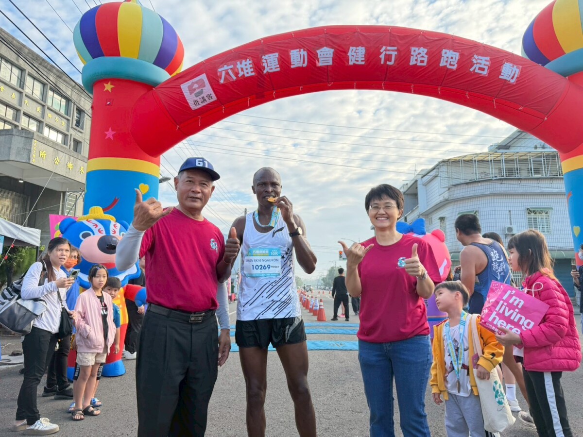 客委會主委古秀妃（右）、佳冬鄉鄉長賴文一（左）、10公里男子組第一名（中）。（圖/屏東縣佳冬鄉公所提供）