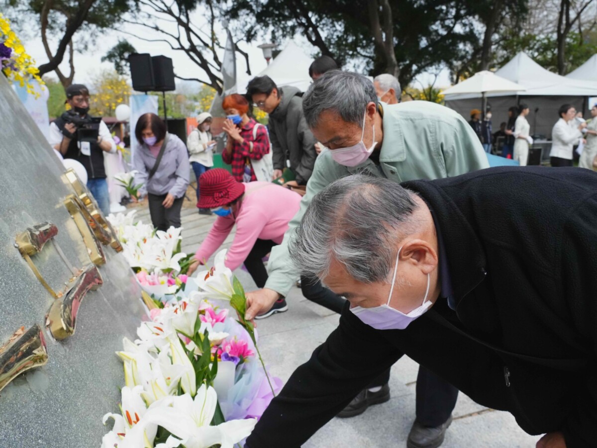 ▲民眾在大里國光公園228紀念碑前獻上傳達愛與和平的白百合。(圖/中市府提供)