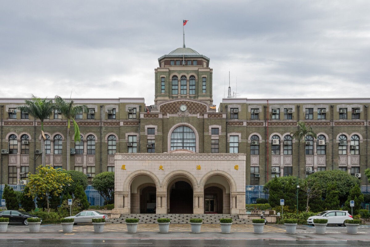 本新聞社記者致電司法院求證，司法院人員指出，依《國籍法》第20條規定，我國國民若兼具外國國籍，應於就職前放棄外國國籍。張可寧若真為司法人員，絕不可能同時擁有美國國籍。(影像自維基百科)。