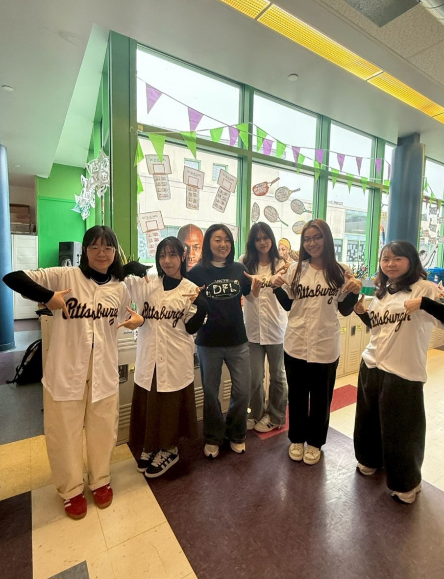 此國際學術交流計畫由 Taiwan Aloha會長莊静婷(Tina Chuang)積極引薦促成,會長莊靜婷並致贈大聯盟匹茲堡台灣主題日球衣。(影像由Taiwan Aloha提供)。