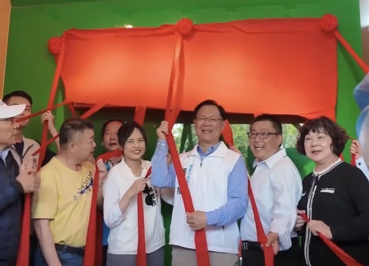 張啓楷與林昱孜將分別代表民眾黨參選人嘉義市長與嘉義市議員，今天在民族路418號正式成立「東區聯合服務處」。諸多嘉義市地方人士、親子與嘉義縣東石鄉長林俊雄、義竹鄉長黃政傑等人到場力挺。（圖/民眾黨提供）