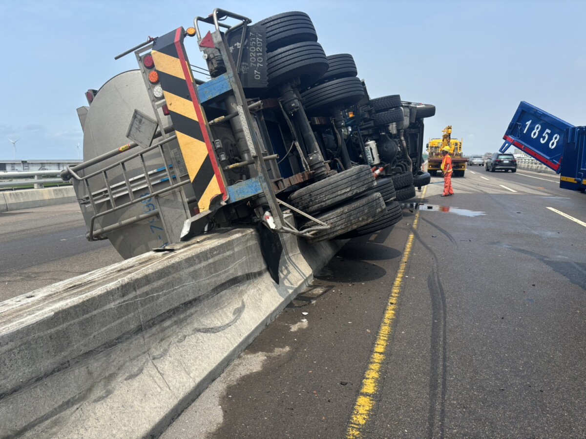 槽車翻覆占雙向車道　台61線北上車流一度癱瘓