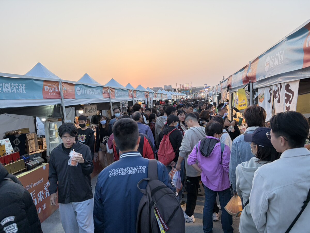 今天大量民眾擕家帶眷來賞燈，單日參觀人次突破200萬，週邊道路幾乎塞滿人車潮。（圖記者黃采琳攝）