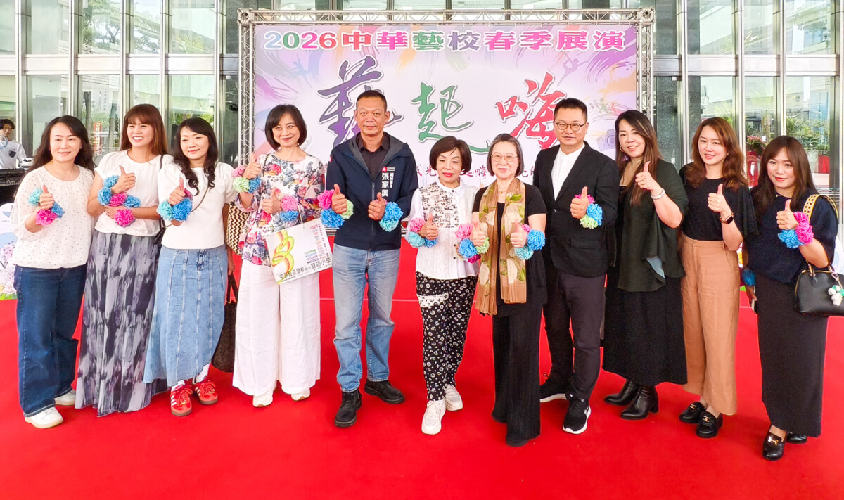 ▲中華藝校家長會向市府團隊獻花，表達感謝市政府為維護學生安全，建造連通南北校區的景觀天橋。（圖/記者黃淑貞攝）