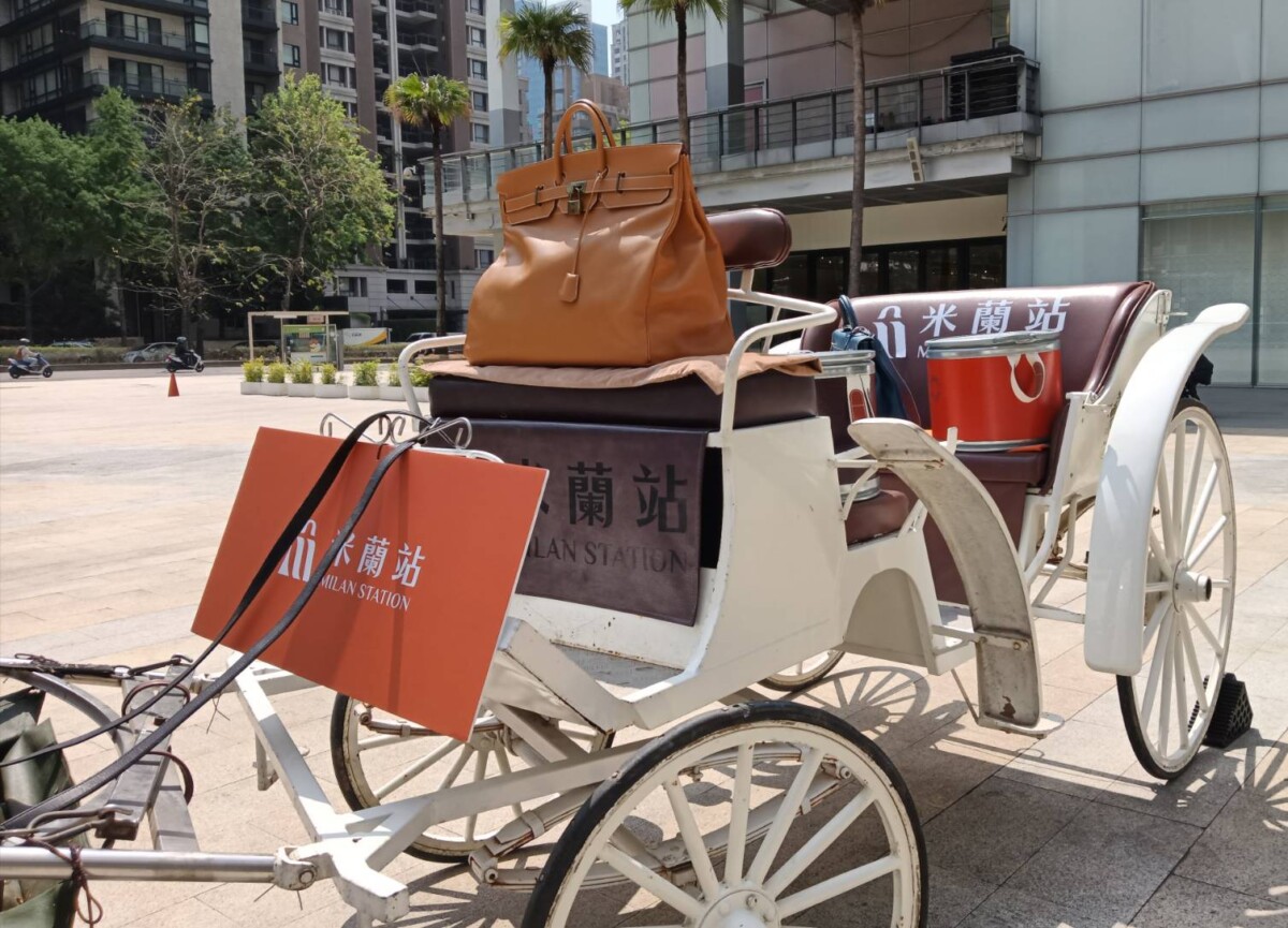 ▲米蘭站特別打造白馬與馬車造景裝置，搭配限量巨型柏金與凱莉包展示，成為七期精品新打卡地標。(圖/記者顏淑娟翻攝)