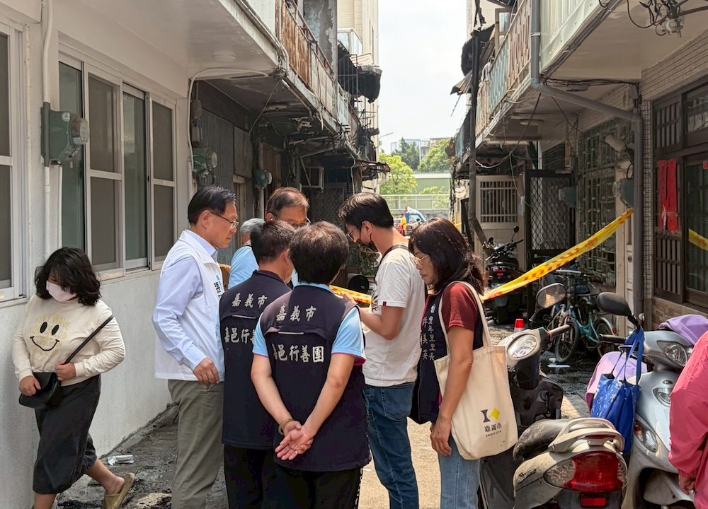 張啓楷前往關心切災情與慰問受災戶，同時籲請各慈善團體申出援手協助受災戶度過難關。（圖/民眾黨提供）