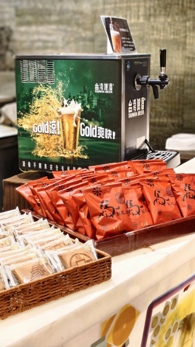 ▲高雄翰品酒店在七樓貴賓廳打造專屬直播應援空間，備有零食點心與冰涼啤酒，讓住客盡情吶喊、暢快乾杯。為中華隊旗開得勝、馬到成功全力集氣。（圖/高雄翰品酒店提供）