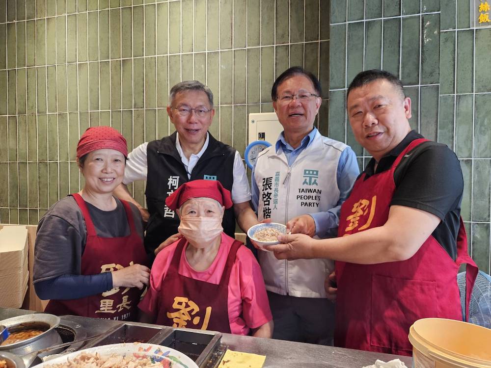 柯文哲堅定的在嘉義市,全程陪同參選嘉義市長的張啓楷掃街拜票,辦座談與市民互動,爭取市民朋友支持。(圖/張啓楷競選總部提供)