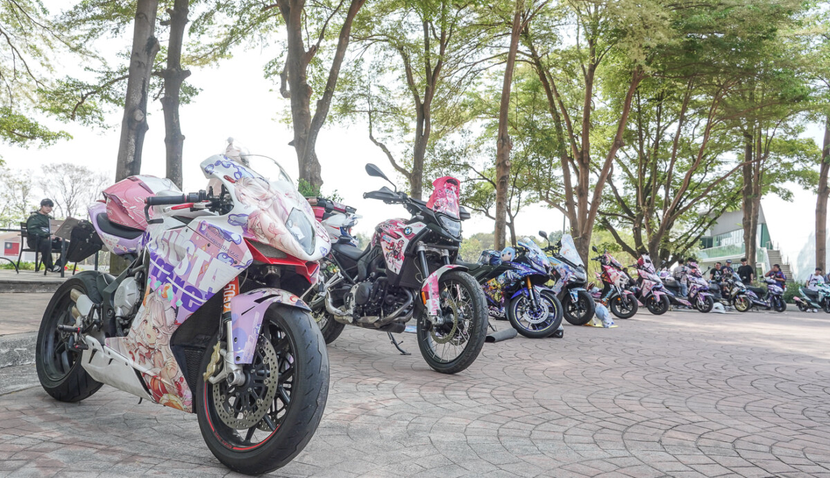 ▲多輛精緻動漫痛車齊聚於樹人醫專校園。(圖/樹人醫專提供)