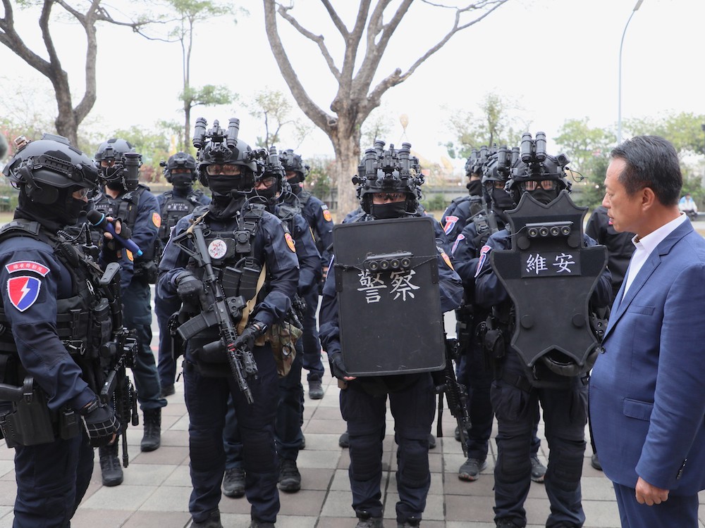 翁章梁縣長為確保活動安全與秩序，親自到嘉義縣警察局校閱並慰勉投入治安維護工作的員警。（圖/嘉義縣政府提供）