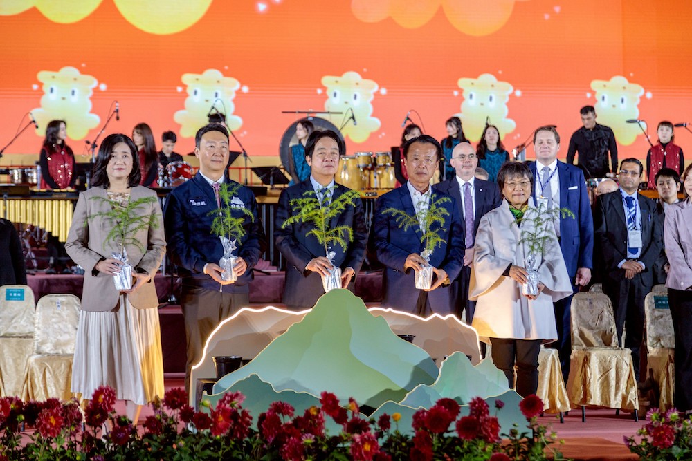 總統賴清德與嘉義縣長翁章梁等人在2026台灣燈會正式開燈儀式中,共同種下象徵希望的樹苗,並啟動主燈「光沐-世界的阿里山」。超過100萬人次在現場,一起見證光耀時刻。(圖/嘉義縣政府提供)