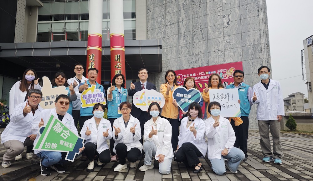 衞福部莊人祥次長視察嘉義縣政府永在食安大樓，對嘉義縣衛生局食品檢驗展現的專業性及執行力深表讚賞，並給予高度肯定。（圖/嘉義縣政府提供）