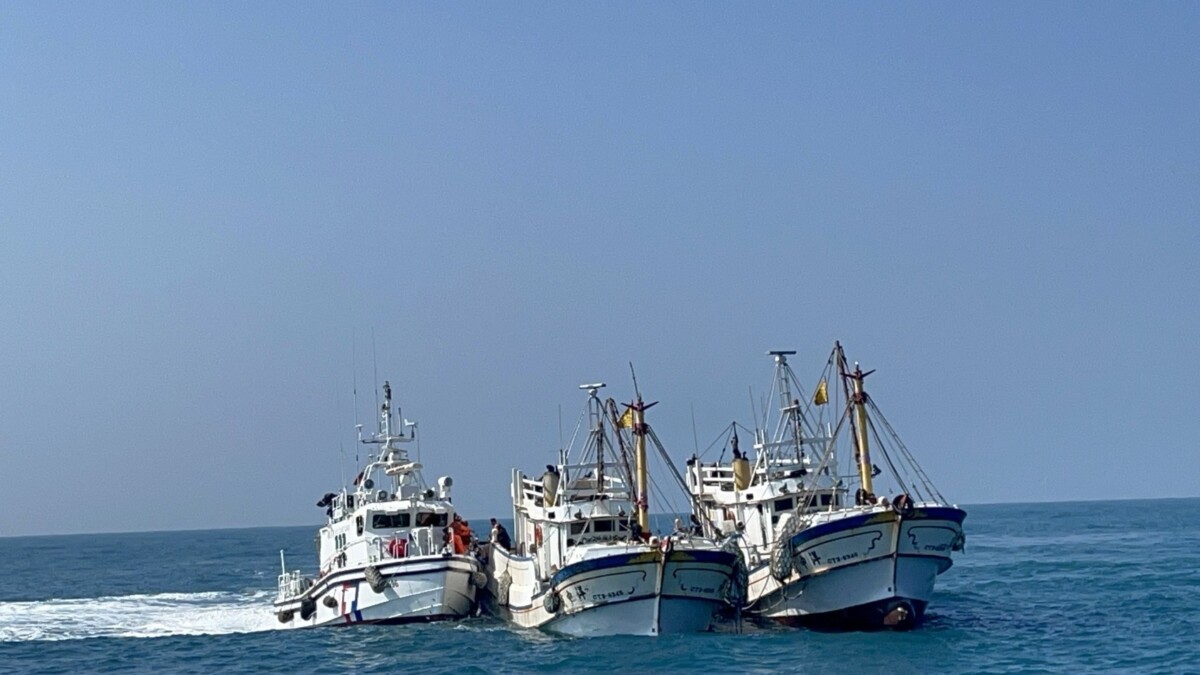 漁船海上機械故障進水　海巡急馳援平安護送返港