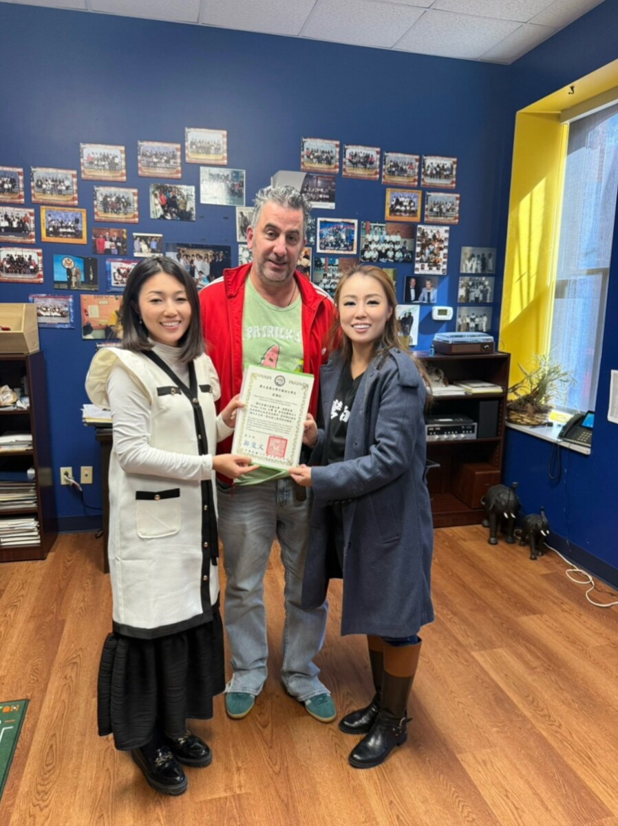 台灣嘉義大學師生於 Duolingo總部與Staff AI Research Scientist 李佳盈博士合影。(影像由Taiwan Aloha提供)。