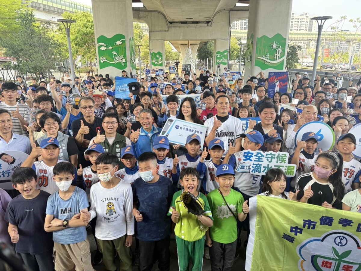▲張育成化身中捷安全大使，聯名票卡登場守護市民通勤路。(圖/記者顏淑娟翻攝)