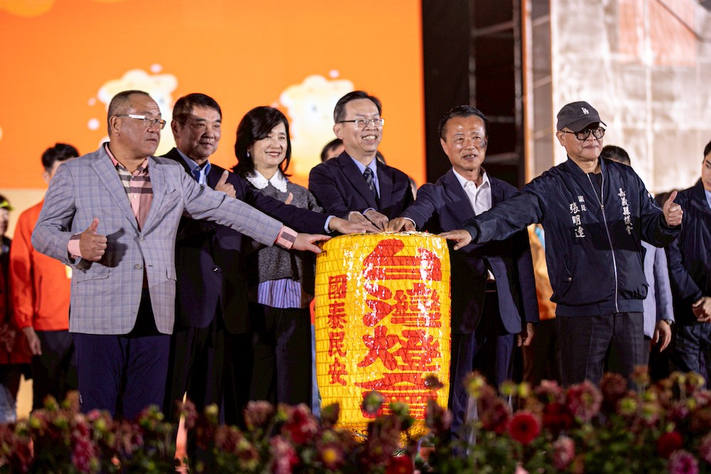 2026台灣燈會在嘉義,進行最後一次主燈「光沐-世界的阿里山」展演,所有人拋出彩帶慶祝,圓滿結束。(圖/嘉義縣政府提供)