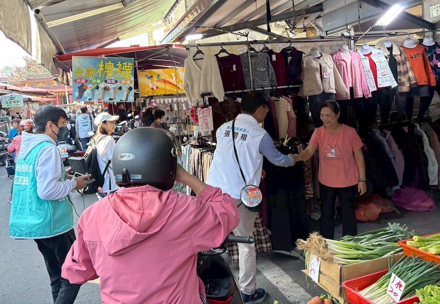 民眾黨嘉義市長參選人張啓楷在前立委蔡璧如和多位志工陪同下,站路口、進巿場掃街,向市民朋友問好,力爭藍白合市長民調勝出。(圖/張啓楷競選團隊提供)
