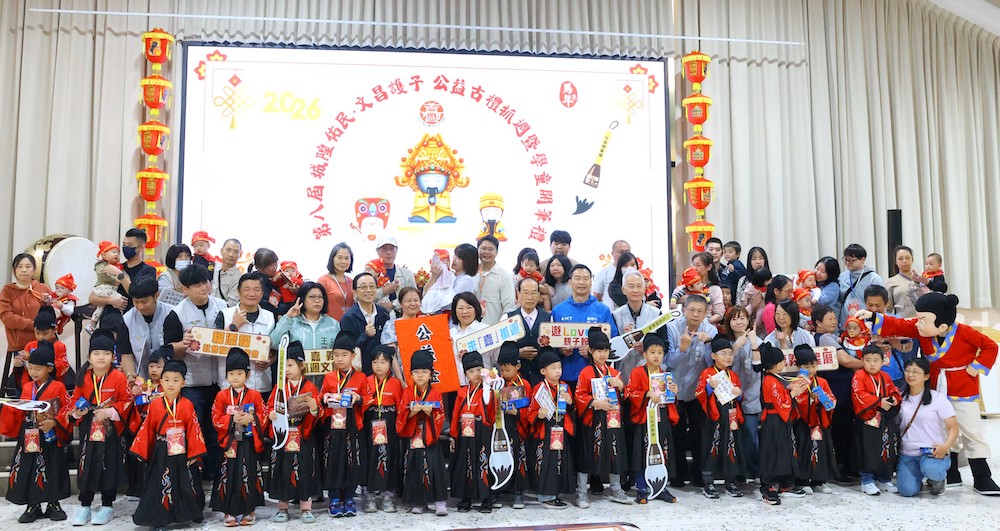 黃敏惠市長親自擔任啟蒙老師，為40組家庭孩子們點硃砂，並發送馬年限量的開運小紅包，祝福每位嘉義市的寶貝們「馬上平安、馬上幸福」。（圖/嘉義市政府提供）