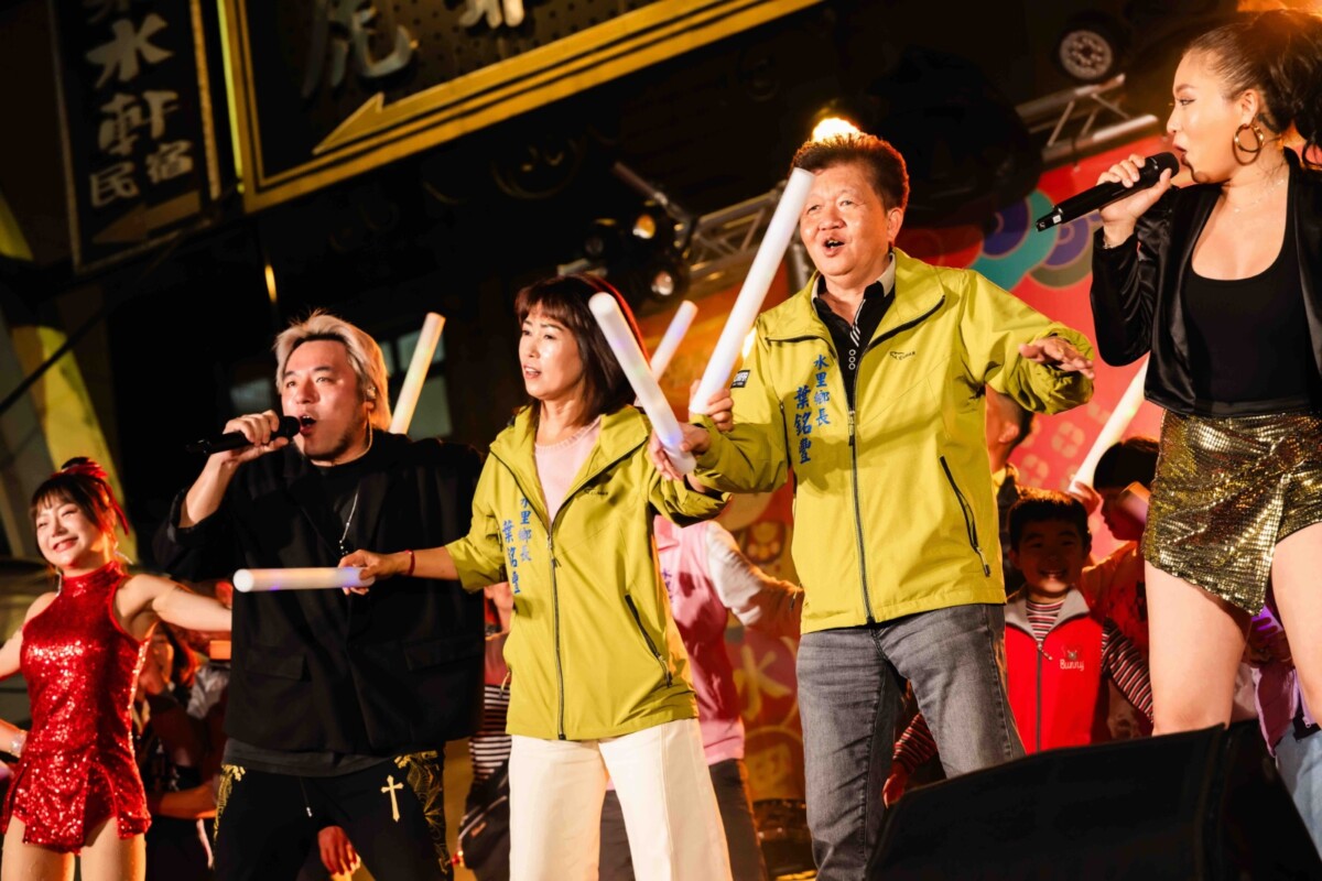 ▲水里鄉長葉銘豐與鄉民同樂，祝福鄉親與遊客新春如意、闔家平安、元宵快樂。(圖/水里鄉公所提供)