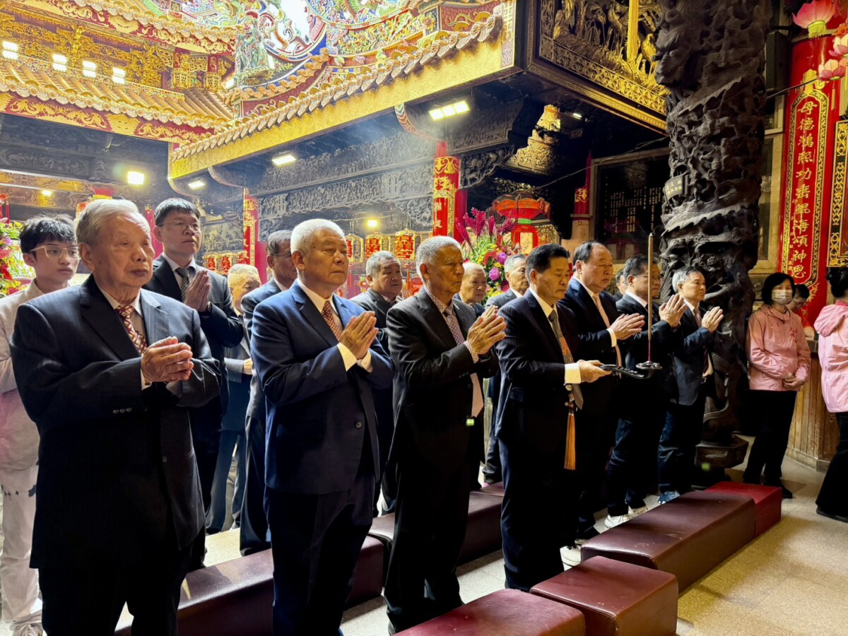 ▲大甲鎮瀾宮於元宵節舉行起斗點燈、安太歲祈安典禮及祈福誦經儀式，擲筊請示媽祖定下2026年遶境進香的起駕日期及時間。(圖/記者顏淑娟攝)