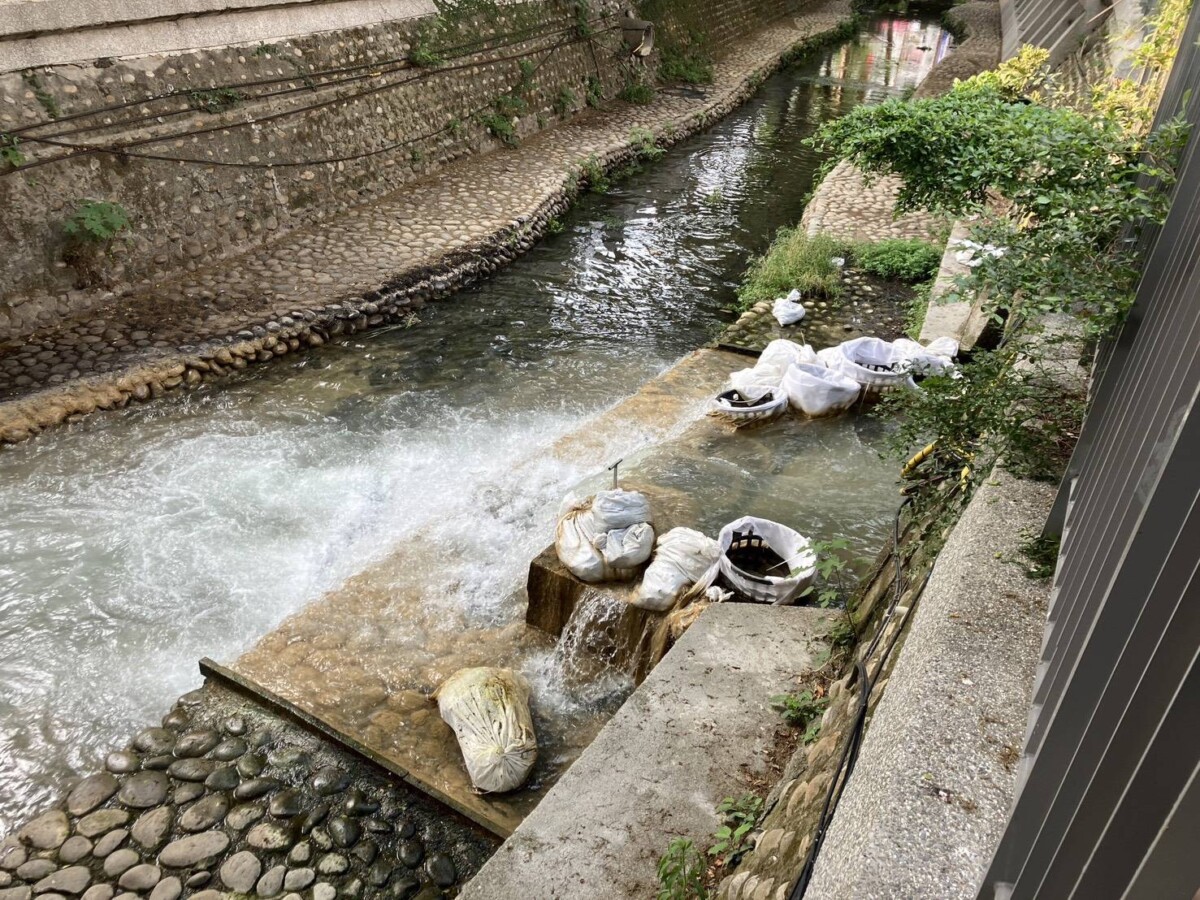 ▲潮洋溪排水現場水質已恢復清澈。(圖/中市府提供)