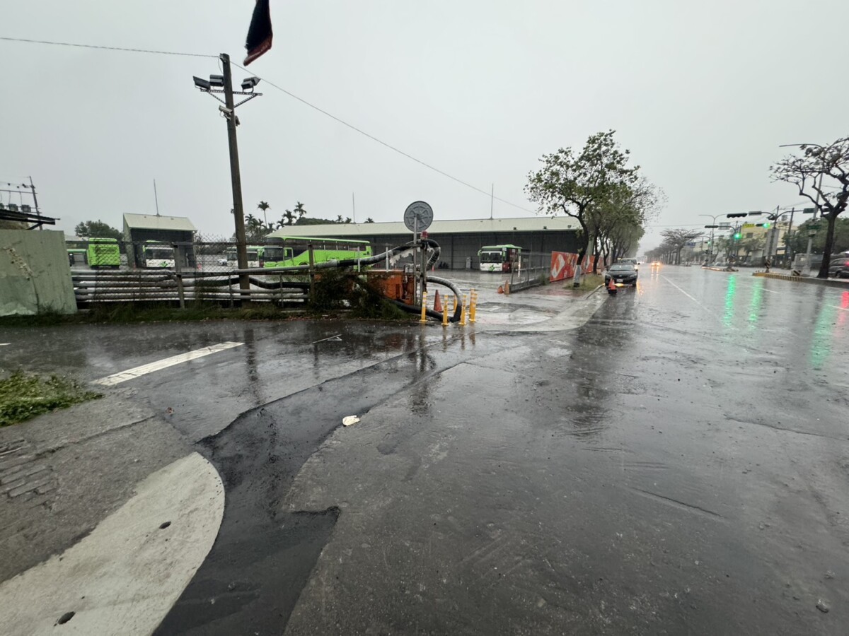 ▲該路段大雨期間路面無積淹水情形統聯客運停車場前。(圖/中市府提供)