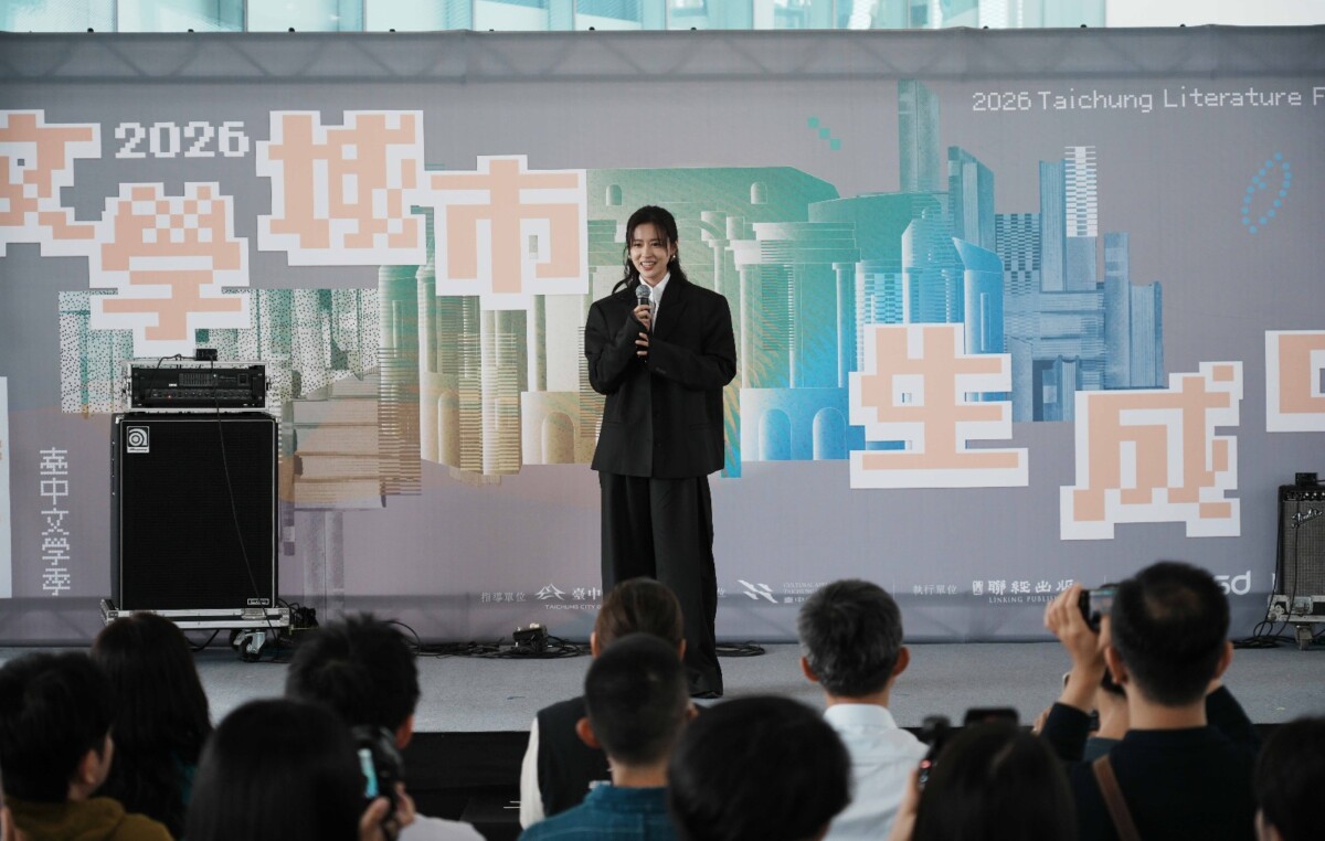 ▲林予晞指出，文學融合感性與理性，是極具魅力的藝術形式。(圖/記者顏淑娟翻攝)