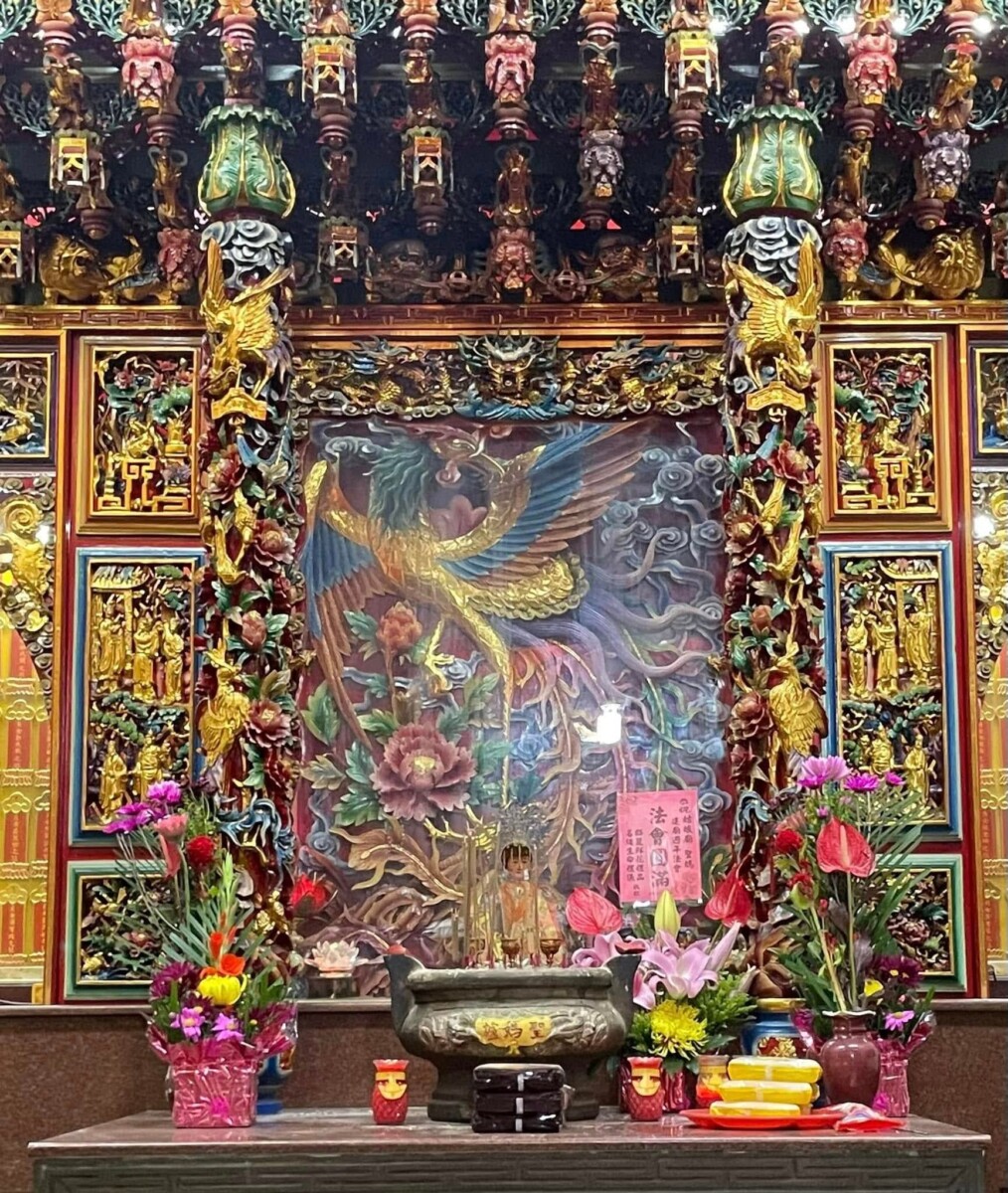 寺廟內的風格有著滿滿聖媽黃尾娘的慈悲，在環繞著佛經禮讚，在瞬間讓人感受到心境的療癒。(影像由記者郭晉嘉拍攝)。