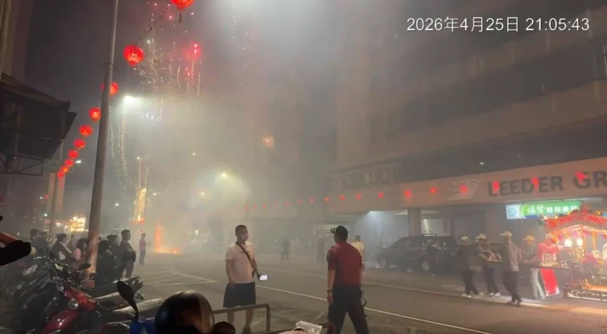 高雄市鹽埕區宮廟昨日遶境施放鞭炮，現場濃煙瀰漫幾乎遮蔽道路視線，民眾形容像火災現場。(圖/高雄市政府環保局提供)
