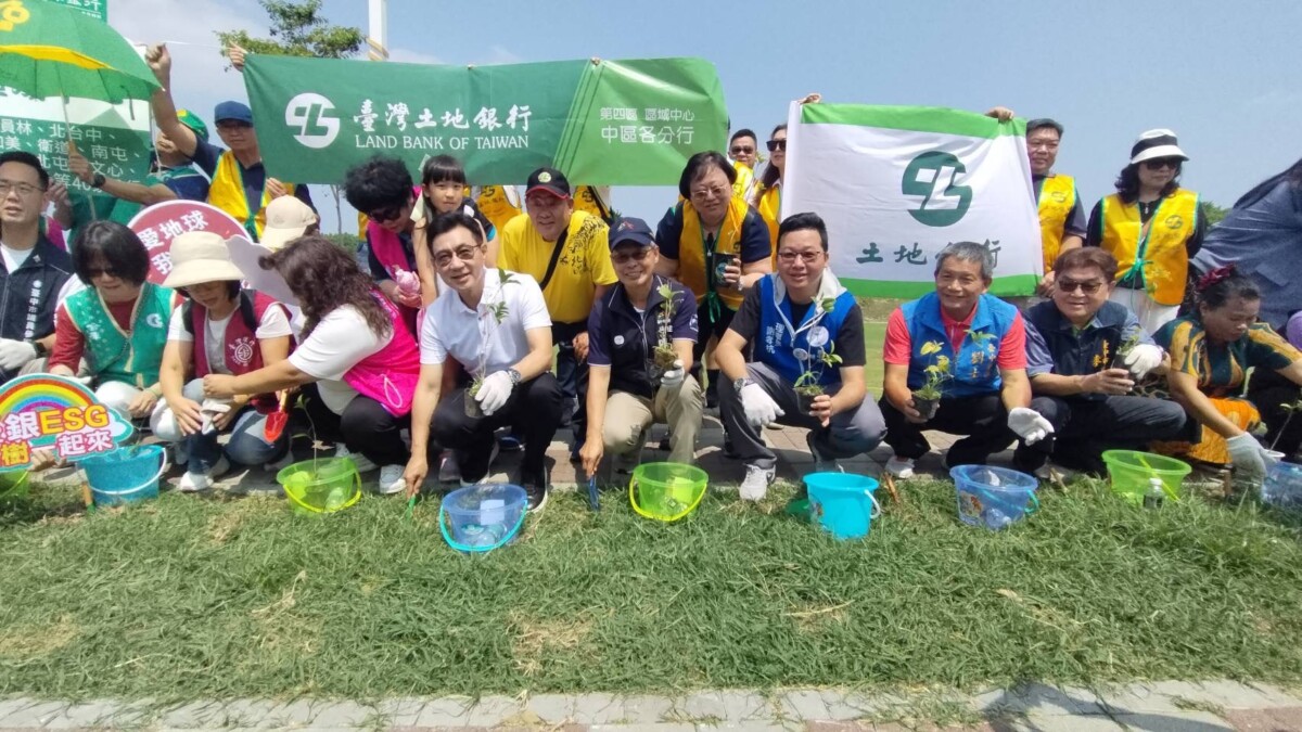 ▲眾人齊心種下600株桂花樹苗。(圖/記者顏淑娟翻攝)