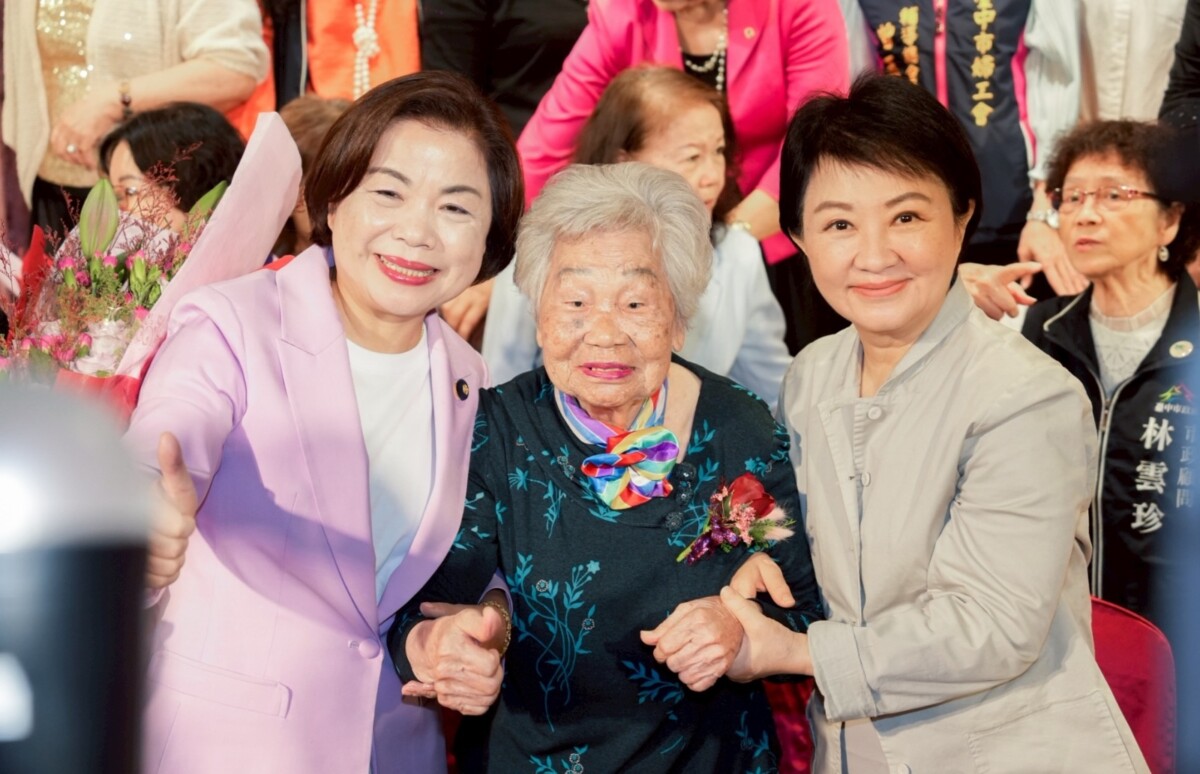 ▲市長盧秀燕與高齡101歲婆婆林鄭珠熱情互動。(圖/記者顏淑娟翻攝)