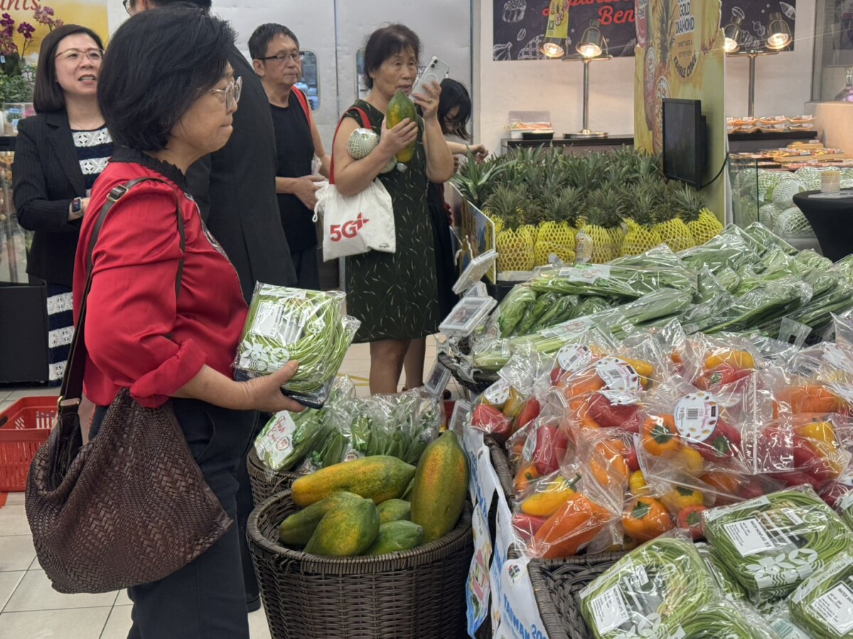 新加坡民眾躍躍欲試採購高雄農產品。(圖/高雄市政府農業局提供)