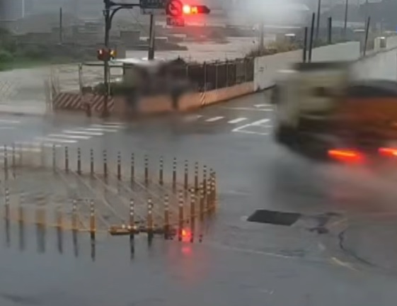 新北清晨驚悚車禍！遭輾身亡男子身分解密　警靠SIM卡破案