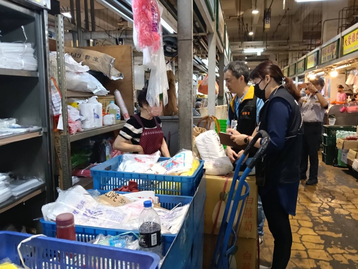 ▲經發局與消保官聯合稽查。(圖/中市府提供)