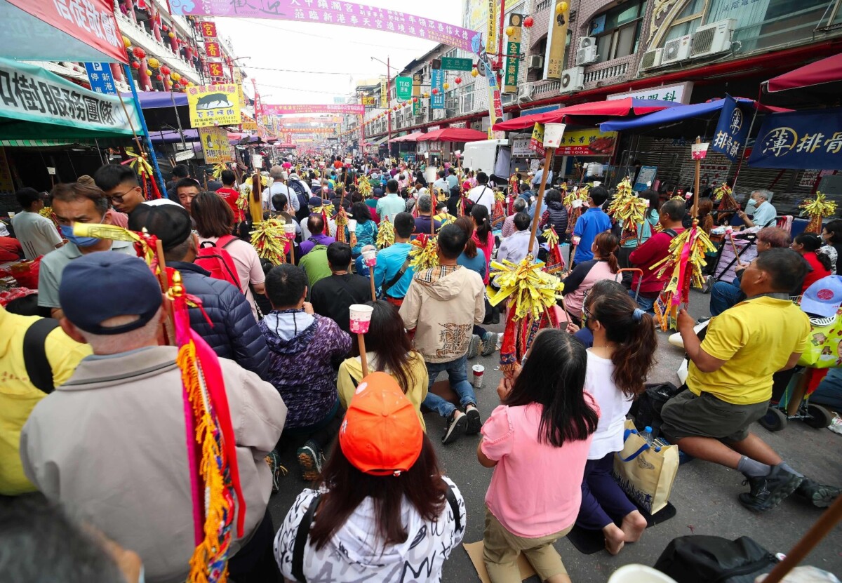 ▲遶境行程沿途信眾不論以何種方式隨香跟轎，都是求平安、求圓滿求開運而走，感恩媽祖帶來的心靈成長與無私祝福。