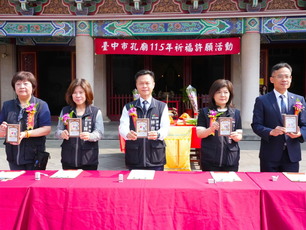 ▲主、陪祭官在活動主題紙張蓋上金榜題名象徵「筆定金榜」。(圖/記者顏淑娟翻攝)