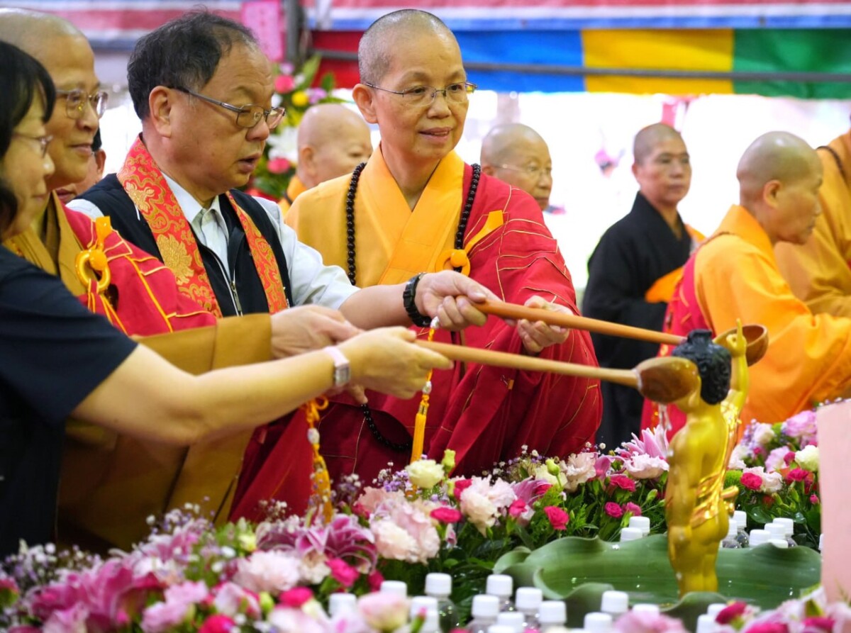 ▲以香花淨水灌沐佛像，表達虔誠敬意。(圖/記者顏淑娟翻攝)