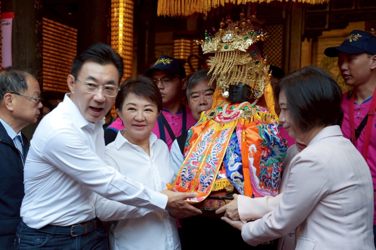 ▲市長盧秀燕恭請媽祖上轎。(圖/記者顏淑娟翻攝)
