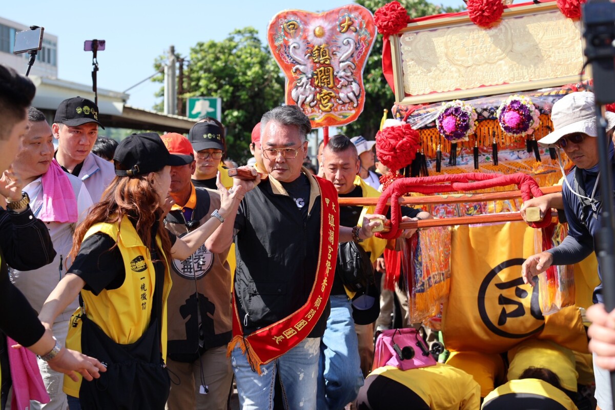 ▲理事長劉邵智親自抬轎，共迎大甲媽回鑾，大家要遵循媽祖慈悲、正義、悲天憫人的精神，一同建立徵信業的好形象。（圖／徵信全國聯合會提供）