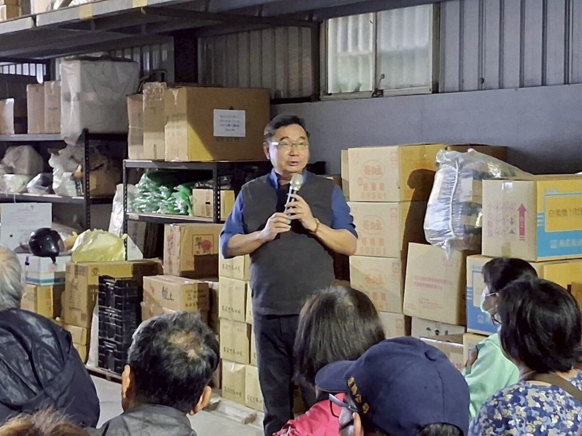 ▲陳俊位博士與農友面對面交流，提供實務解答。(圖/記者顏淑娟翻攝)