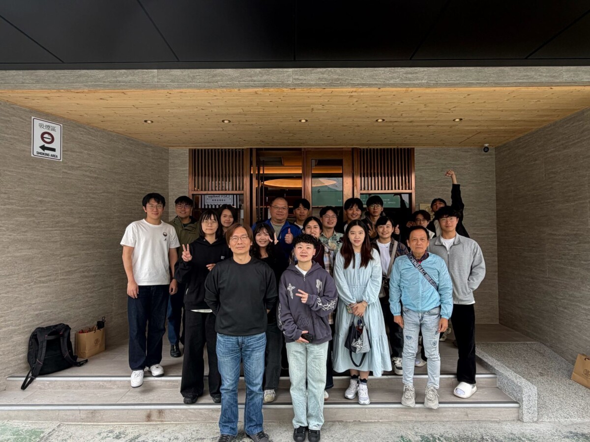 康藝晃與研究團隊長期協助多個單位導入 Agentic AI，發現成功關鍵在於組織成員角色及權責分明。(圖/國立中山大學管理學院提供)